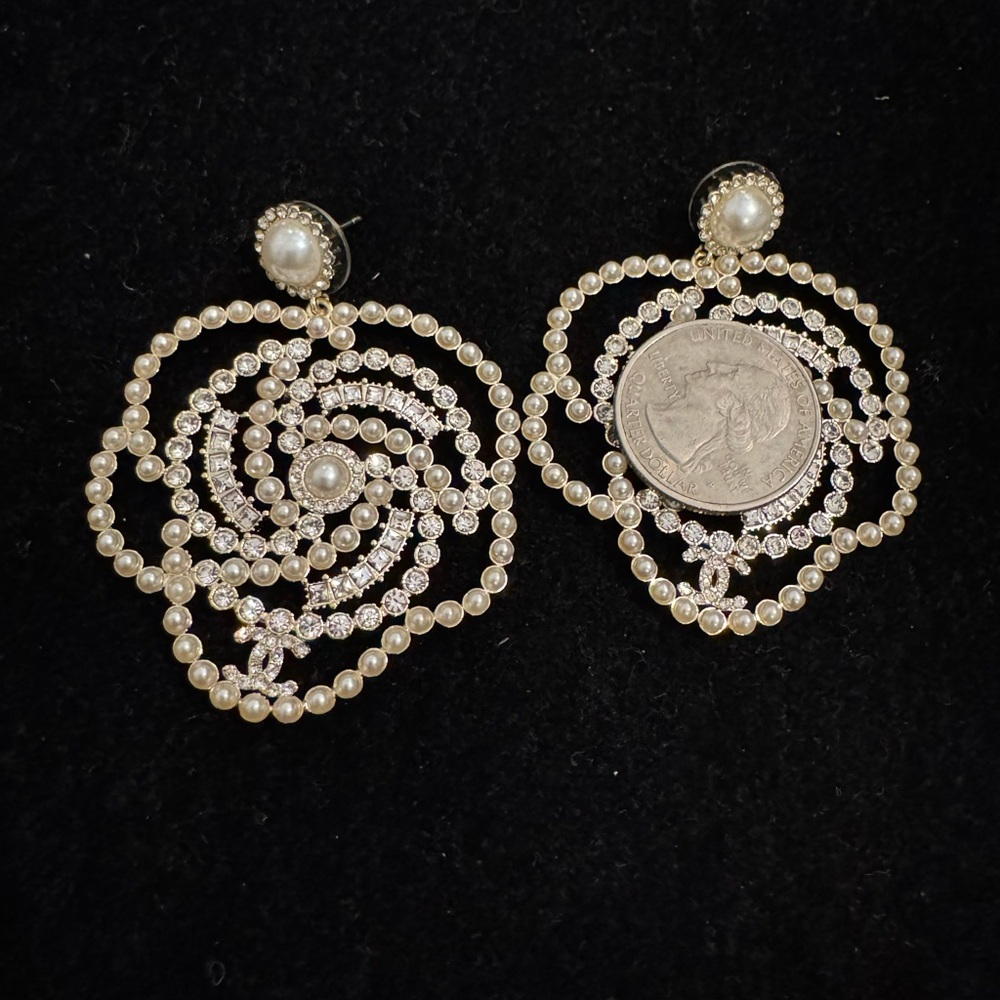 CHANEL Elegant Pearl and Gold Swirl Earrings - Picture 4 of 6